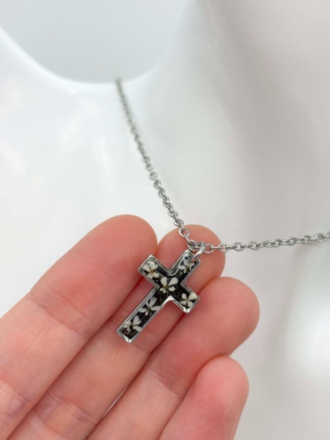 Naszyjnik z żywicy krzyżyk Dzika marchew w czerni