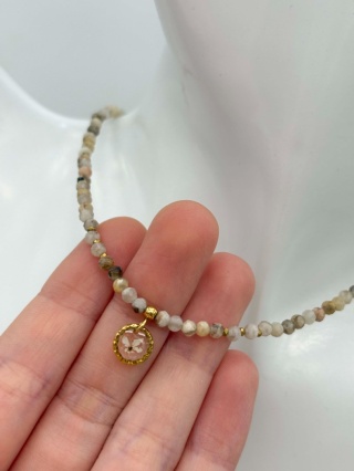 Naszyjnik z żywicy z kamieniami Florastone Kwiat dzikiej marchwi i feldspar