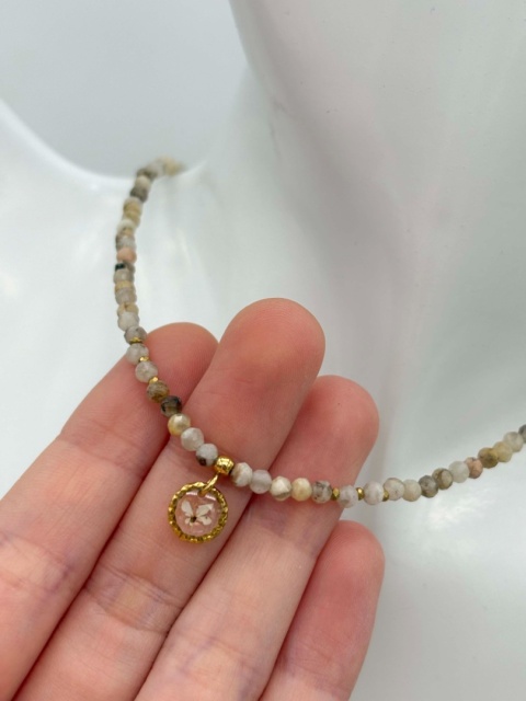 Naszyjnik z żywicy z kamieniami Florastone Kwiat dzikiej marchwi i feldspar