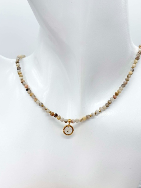 Naszyjnik z żywicy z kamieniami Florastone Kwiat dzikiej marchwi i feldspar