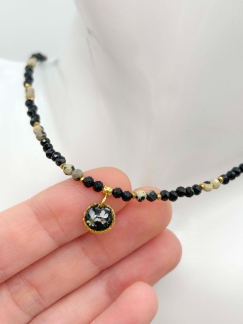 Naszyjnik z żywicy z kamieniami Florastone Dzika marchew , czarny turmalin i jaspis dalmatyński