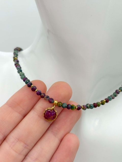 Naszyjnik z żywicy z kamieniami Florastone Płatki róży i jaspis