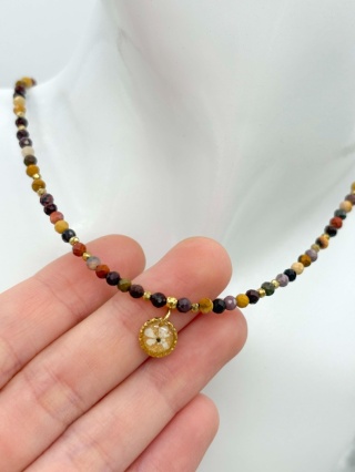 Naszyjnik z żywicy z kamieniami Florastone Złocisty kwiat dzikiej marchwi i mokait