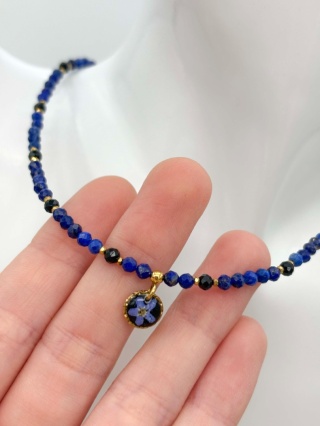 Naszyjnik z żywicy z kamieniami Florastone Niezapominajka, lapis lazuli i turmalin
