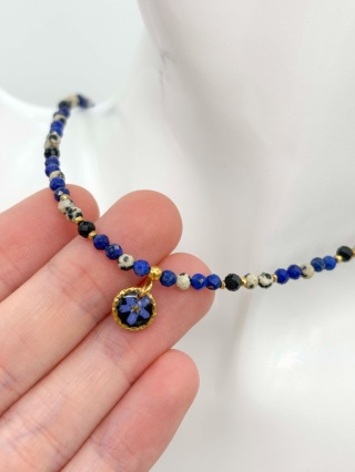 Naszyjnik z żywicy z kamieniami Florastone Niezapominajka lapis lazuli jaspi dalmatyński