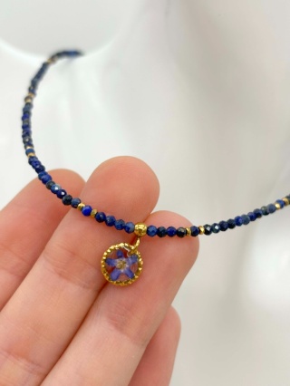 Naszyjnik z żywicy z kamieniami Florastone Niezapominajka + mini lapis lazuli