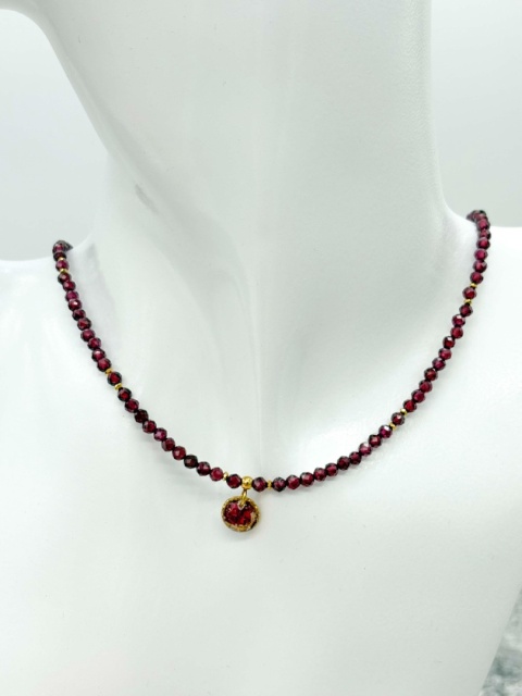 Naszyjnik z żywicy z kamieniami Florastone Płatki róży, granat