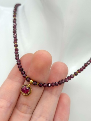 Naszyjnik z żywicy z kamieniami Florastone Płatki róży, granat