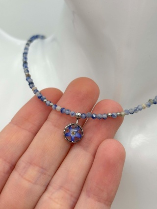 Naszyjnik z żywicy z kamieniami Florastone Srebrzysta niezapominajka i jaspis blue