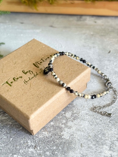 Bransoletka z kamieniami naturalnymi i zawieszką z żywicy BLASKI mokait i srebrzyste kwiaty dzikiej marchwi