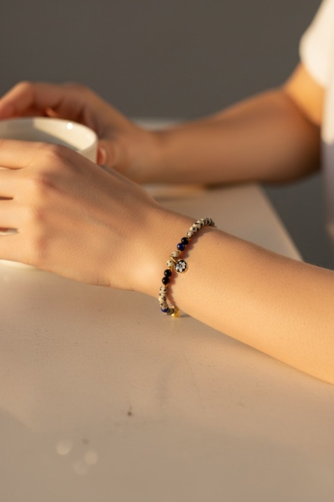 Bransoletka z kamieniami naturalnymi i zawieszką z żywicy BLASKI turmalin jaspis dalmatyński lapis lazuli kwiaty dzikiej marchwi