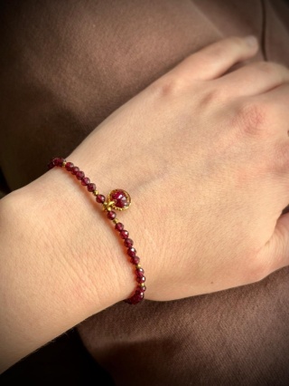 Bransoletka z kamieniami naturalnymi i zawieszką z żywicy BLASKI Granat i złociste płatki róży