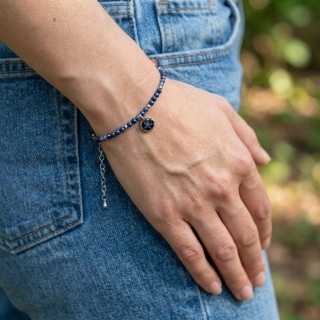 Bransoletka z kamieniami naturalnymi i zawieszką z żywicy BLASKI Lapis lazuli, japis blue i niezapominajka złocista