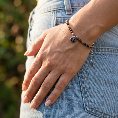 Bransoletka z kamieniami naturalnymi i zawieszką z żywicy BLASKI jaspis leopardzi, turmalin i niezapominajka srebrzysta