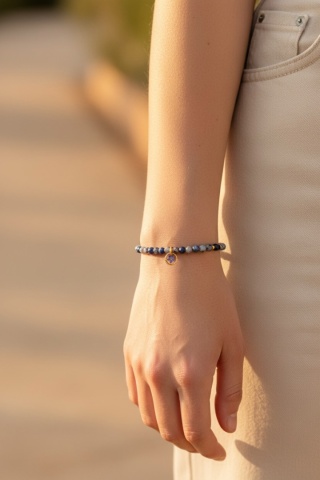 Bransoletka z kamieniami naturalnymi i zawieszką z żywicy BLASKI k2 i niezapominajka