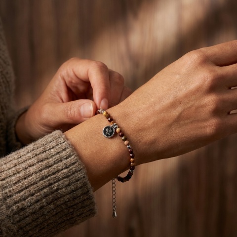 Bransoletka z kamieniami naturalnymi i zawieszką z żywicy BLASKI mokait i srebrzyste kwiaty dzikiej marchwi