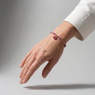 Bransoletka z kamieniami naturalnymi i zawieszką z żywicy BLASKI rubin, turmalin różowy i złociste płatki piwonii