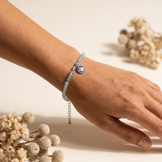 Bransoletka z kamieniami naturalnymi i zawieszką z żywicy BLASKI topaz i niezapominajka