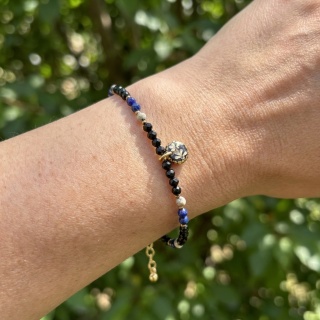 Bransoletka z kamieniami naturalnymi i zawieszką z żywicy BLASKI turmalin, jaspis dalmatyński, lapis lazuli i dzika marchew