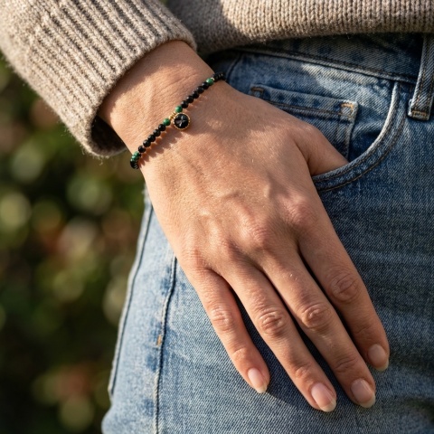 Bransoletka z kamieniami naturalnymi i zawieszką z żywicy BLASKI turmalin, malachit i złocisty kwiat dzikiej marchwi