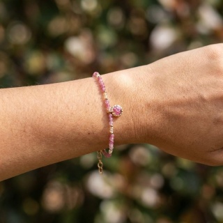 Bransoletka z kamieniami naturalnymi i zawieszką z żywicy BLASKI turmalin różowy, cytryn i złociste kwiaty dzikiej marchwi