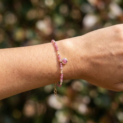 Bransoletka z kamieniami naturalnymi i zawieszką z żywicy BLASKI turmalin różowy, cytryn i złociste kwiaty dzikiej marchwi