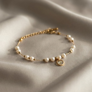 Bransoletka z żywicy Aura z kwiatem dzikiej marchwi i perłami – złota 