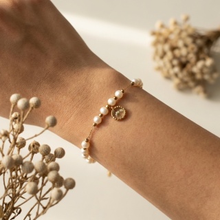 Bransoletka z żywicy Aura z kwiatem dzikiej marchwi i perłami – złota 