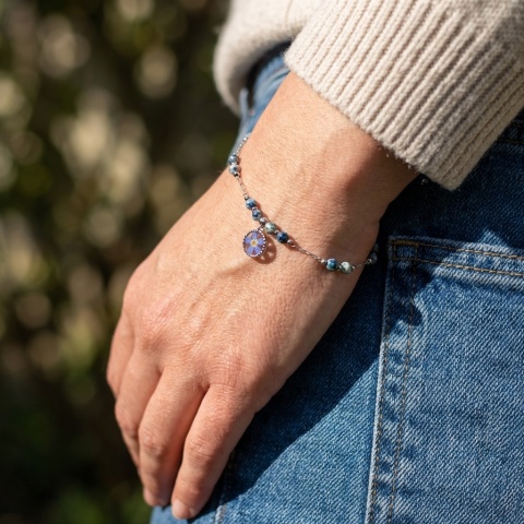 Bransoletka z żywicy Aura z niezapominajką i kamieniem K2 – srebrna