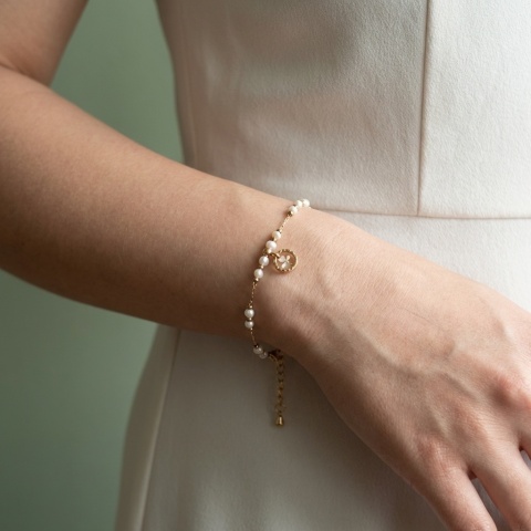 Bransoletka z żywicy Aura z kwiatem dzikiej marchwi i mini perłami – złota 