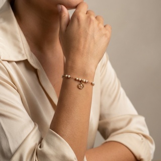 Bransoletka z żywicy Aura z kwiatem dzikiej marchwi i mini perłami – złota 