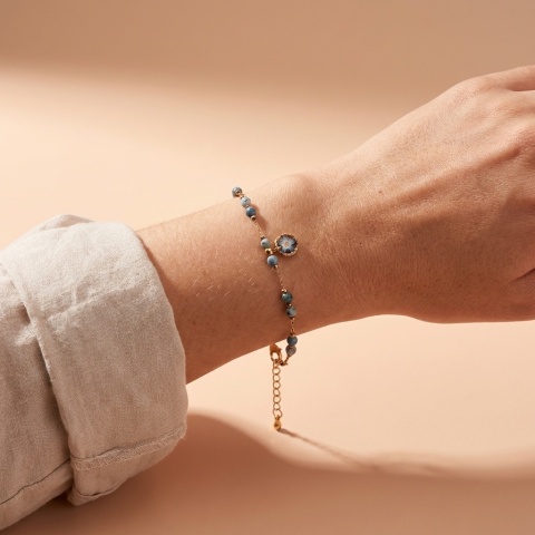 Bransoletka z żywicy Aura z niezapominajką i kamieniem K2 – złota