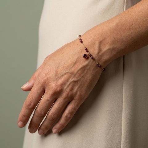 Bransoletka z żywicy Aura z płatkami róży i granatem – złota 