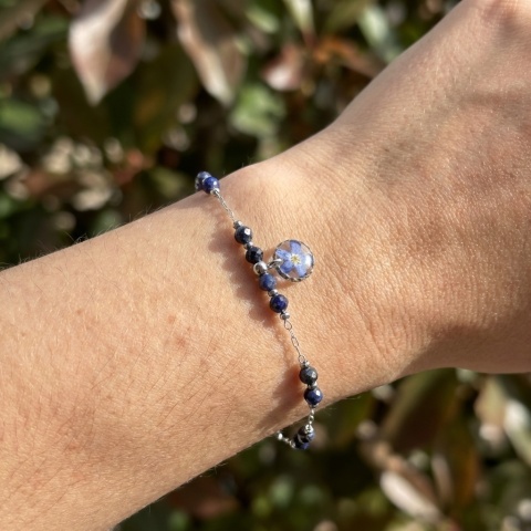 Bransoletka z żywicy Aura z niezapominajką i lapis lazuli – srebrna