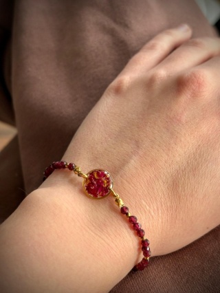 Bransoletka z żywicy z kamieniami Florastone Płatki róży, granat