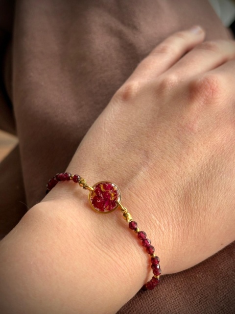 Bransoletka z żywicy z kamieniami Florastone Płatki róży, granat