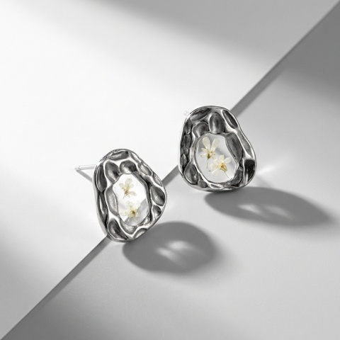 Kolczyki sztyfty z żywicy z zatopionymi kwiatami Rozkwit geometryczne kwiaty dzikiej marchwi srebrne