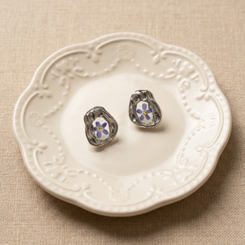 Kolczyki sztyfty z żywicy z zatopionymi kwiatami Rozkwit geometryczne niezapominajki srebrne