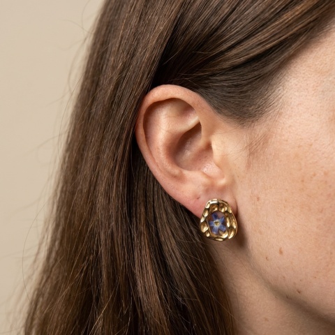 Kolczyki sztyfty z żywicy z zatopionymi kwiatami Rozkwit geometryczne niezapominajki złote