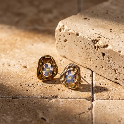 Kolczyki sztyfty z żywicy z zatopionymi kwiatami Rozkwit geometryczne niezapominajki złote