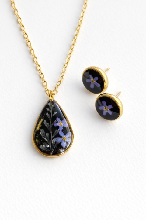 Komplet biżuterii z żywicy Magiczne niezapominajki i biała paproć w czerni