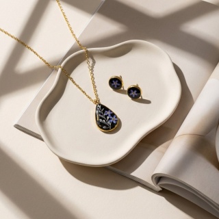 Komplet biżuterii z żywicy Magiczne niezapominajki i biała paproć w czerni