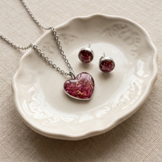 Komplet biżuterii z żywicy Srebrzyste serce Płatki piwonii