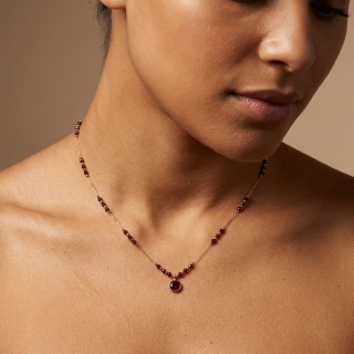 Naszyjnik z żywicy Aura z płatkami róży i granatem