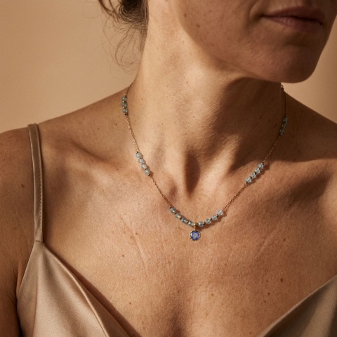 Naszyjnik z żywicy Aura z suszoną niezapominajką i topazem