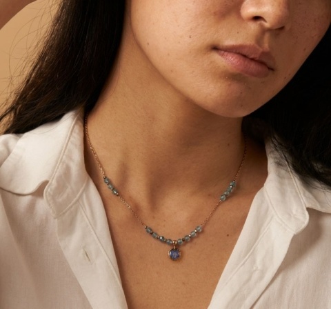 Naszyjnik z żywicy Aura z suszoną niezapominajką i topazem