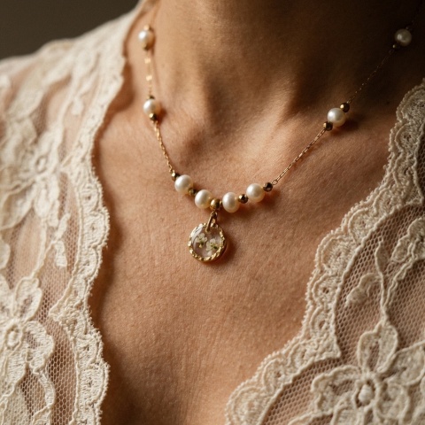 Naszyjnik z żywicy Aura z suszonym kwiatem dzikiej marchwi i perłami