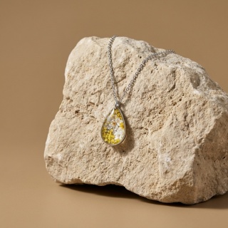 Naszyjnik z żywicy Białe Niezapominajki i dzika marchew