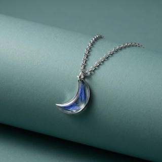 Naszyjnik z żywicy Księżyc Chabry srebrzyste