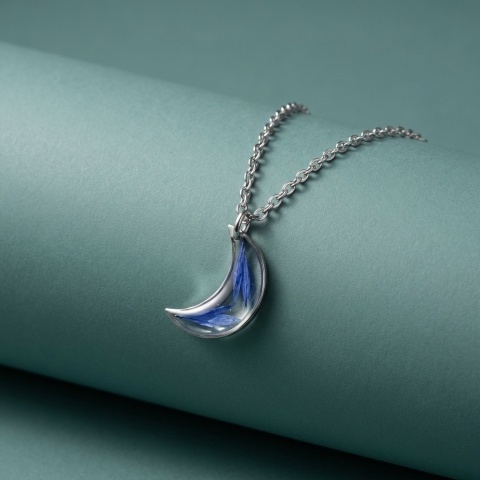 Naszyjnik z żywicy Księżyc Chabry srebrzyste